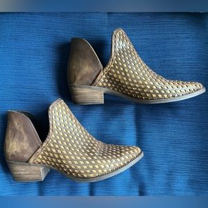 Musse & Cloud pointed brown leather ankle boots size 9